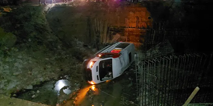 Korkutan kaza! Minibüs çukura düştü