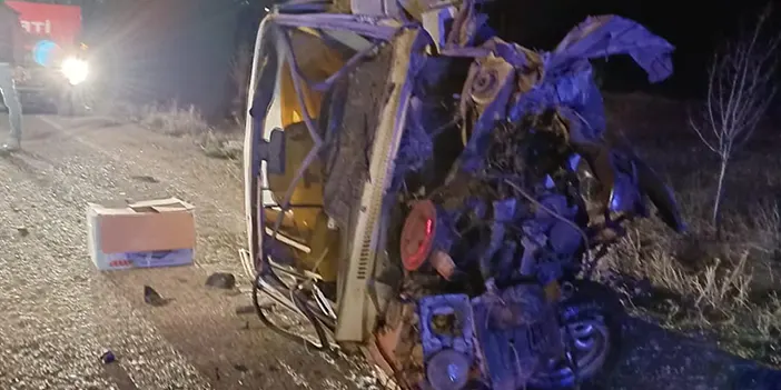 Konya'da iki otomobil birbirine girdi! 3 ölü, 2 yaralı