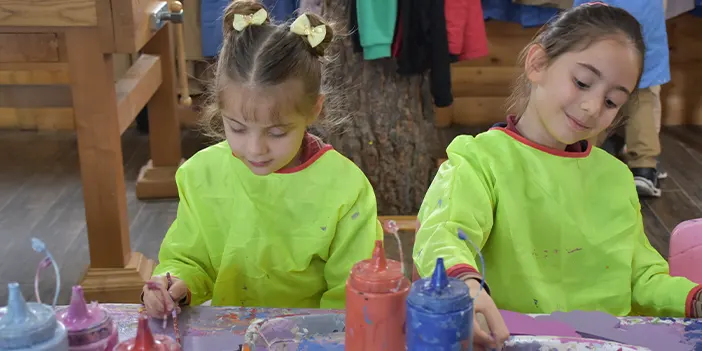 Trabzon'da minik öğrenciler ahşap atölyesinde oyuncak üretiyor