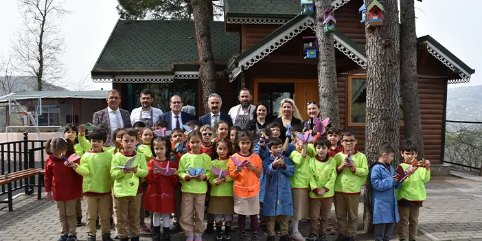 Trabzon'da minik öğrenciler ahşap atölyesinde oyuncak üretiyor