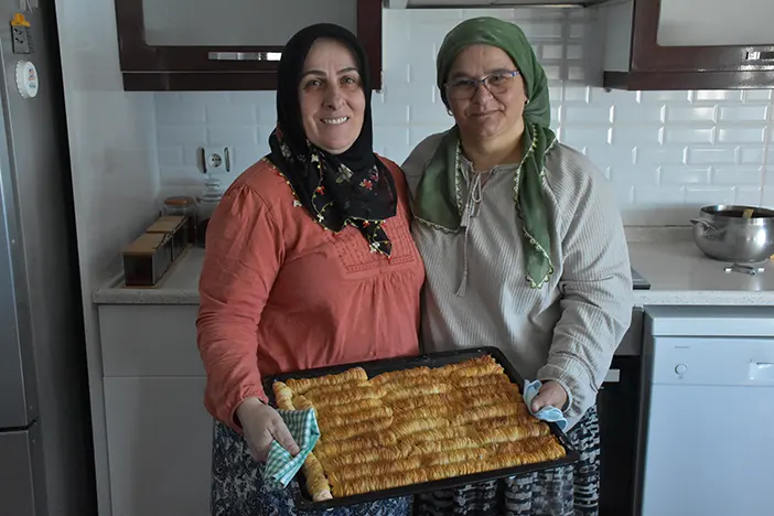 orduda-bayram-hazirliklari-kadinlar-geleneksel-findikli-burma-tatlisini-yapiyor-001.webp