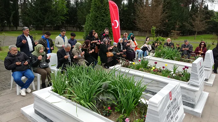 orduda-sehit-yakinlarindan-mezar-ziyareti-uzuntu-ve-gurur-005.webp