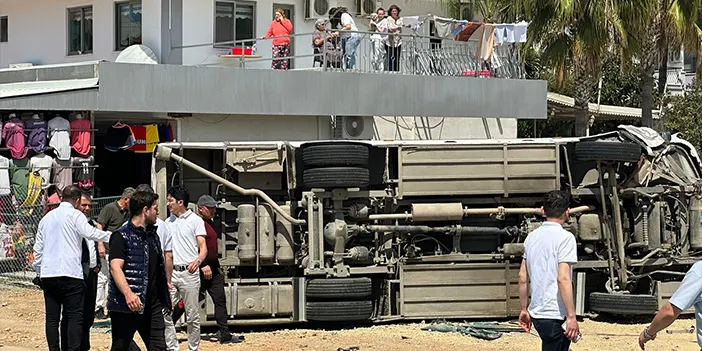 Servis aracı otomobil ile çarpıştı! 29 yaralı