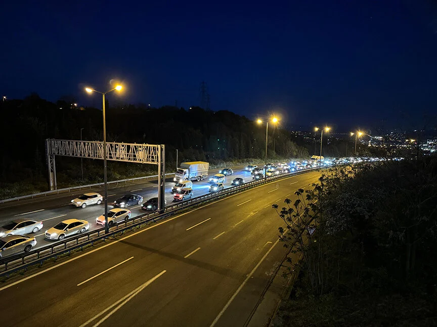 ramazan-bayrami-sonrasi-yogun-trafik-devam-ediyor-002.webp