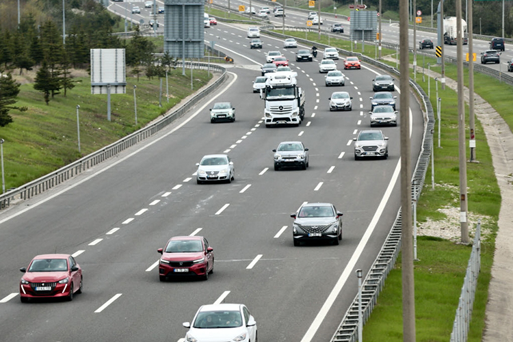 ramazan-bayrami-sonrasi-yogun-trafik-devam-ediyor.jpg