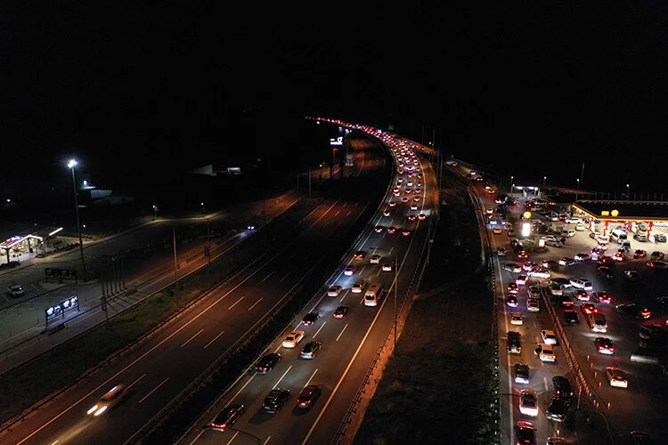 ramazan-bayrami-sonrasi-yogun-trafik-devam-ediyor.webp