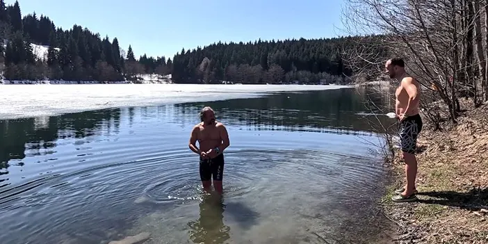 Artvin'de buz tutmuş Karagöl'e girdiler