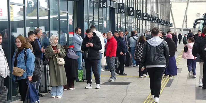 Bayram tatilinin son günü Trabzon Şehirlerarası Otobüs Terminali'nde yoğunluk