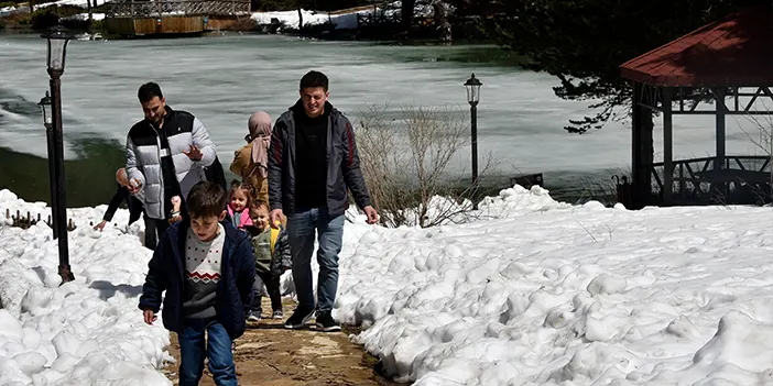 Limni Gölü'ne yılın son kar manzarası için ziyaretçi akını