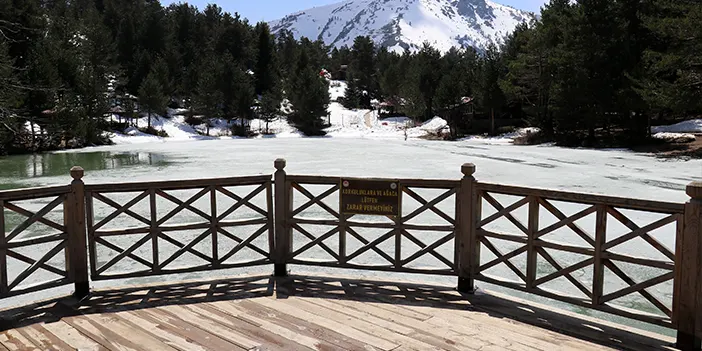 Limni Gölü'ne yılın son kar manzarası için ziyaretçi akını