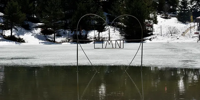 Limni Gölü'ne yılın son kar manzarası için ziyaretçi akını