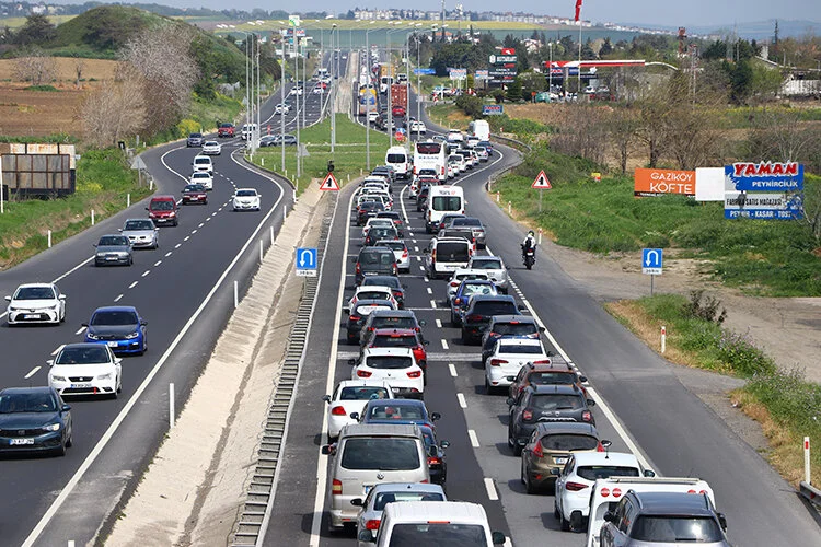 bayram-donusu-trafik-yogunlugu-arac-kuyruklari.webp