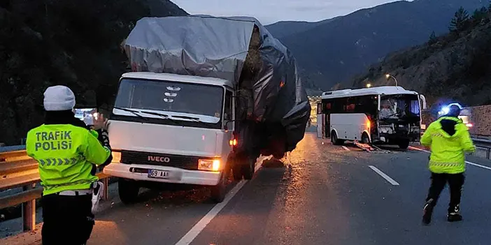 Komşu ilde tur midibüsü saman yüklü kamyonete çarptı! 2 yaralı