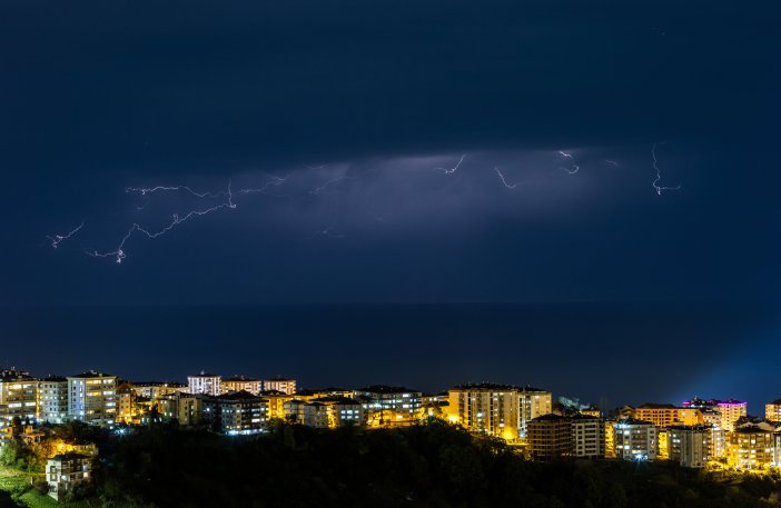 aa-20240418-34305861-34305859-trabzonda-simsekli-gece-min.jpeg