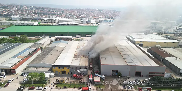 Bursa'da sandalye fabrikasında yangın! Söndürme çalışmaları sürüyor