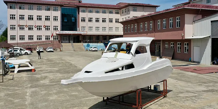 Giresun'da öğrenciler çelik ve fiberle tekne üretiyor