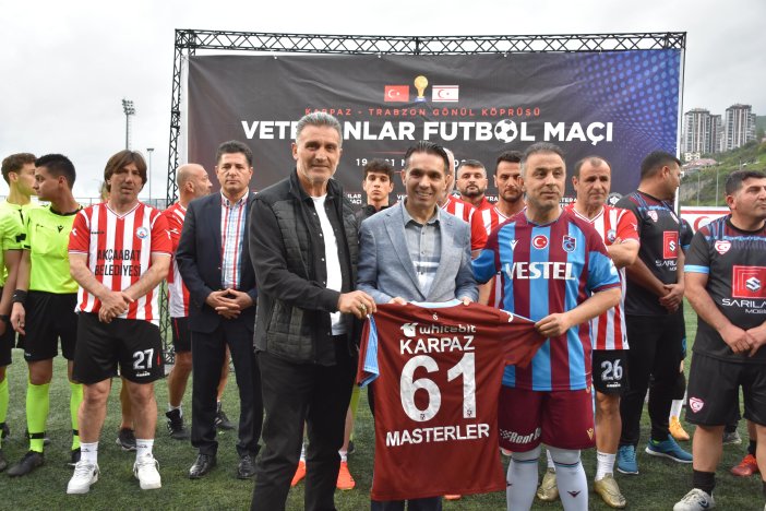 aa-20240421-34333545-34333542-trabzonda-karpaztrabzon-gonul-koprusu-veteranlar-futbol-maci-odul-toreni-duzenlendi-min.jpg