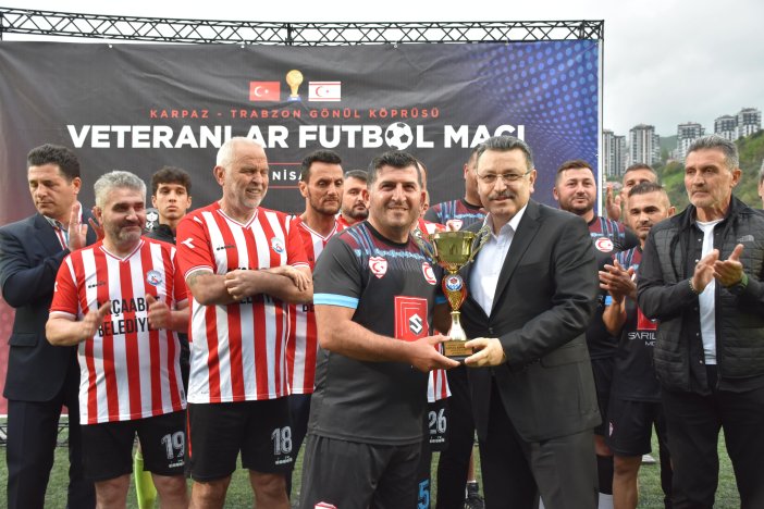 aa-20240421-34333545-34333543-trabzonda-karpaztrabzon-gonul-koprusu-veteranlar-futbol-maci-odul-toreni-duzenlendi-min.jpg