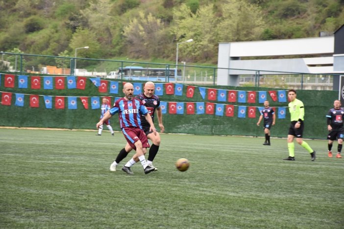 aa-20240421-34333545-34333544-trabzonda-karpaztrabzon-gonul-koprusu-veteranlar-futbol-maci-odul-toreni-duzenlendi-min.jpg