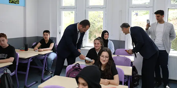 Başkan Ekim'den öğrencilere 23 Nisan hediyesi