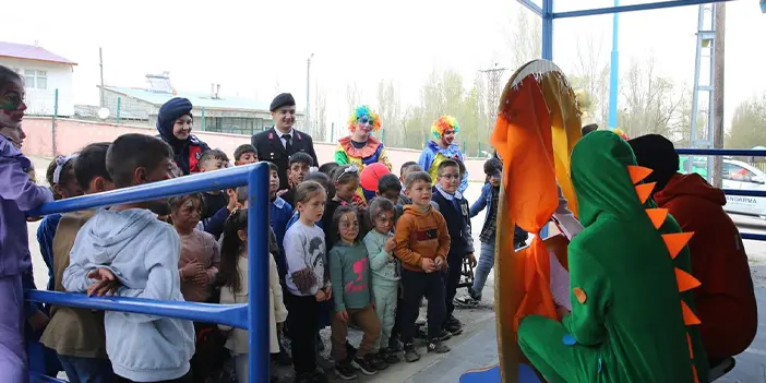 Bayburt'ta Jandarmadan köy okulu çocuklarına yürek ısıtan 23 Nisan sürprizi