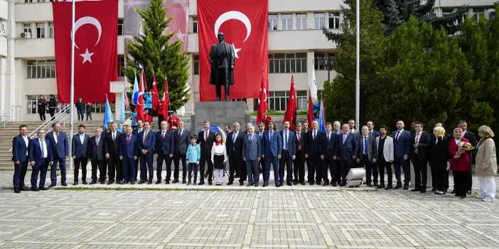 Gümüşhane’de Valilik koltuğuna oturan öğrenci makam aracıyla gezerek protokolü selamladı