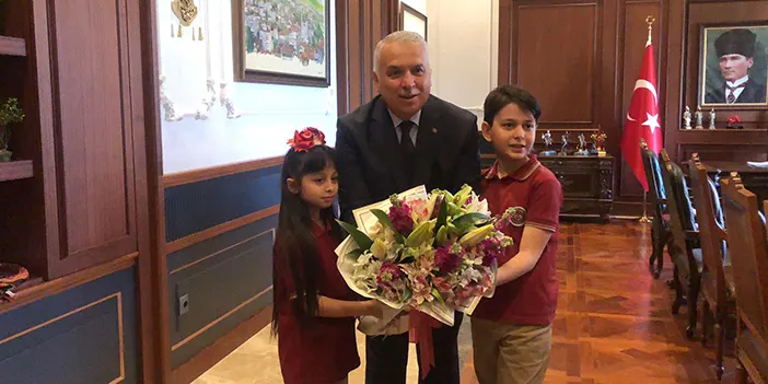 Trabzon Valisi Aziz Yıldırım makamını ilkokul öğrencisine devretti