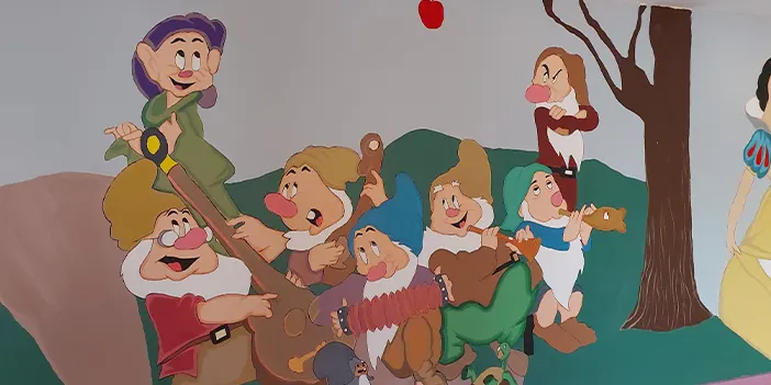 Rize'de Çocuk Cerrahi Servisi'ni çizimleri ile renklendirdi