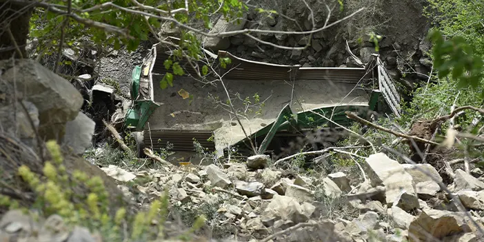 Trabzon'da kum yüklü tır uçuruma yuvarlandı! Sürücü yaralandı