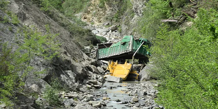 Trabzon'da kum yüklü tır uçuruma yuvarlandı! Sürücü yaralandı