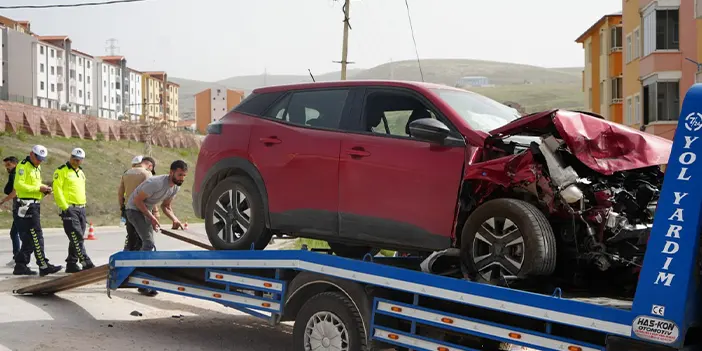 Bayburt'ta iki araç çarpıştı, 4 kişi yaralandı! O anlar kamerada 