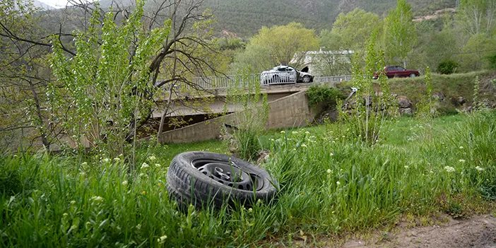 Gümüşhane'de otomobil köprü korkuluklarına çarparak durabildi
