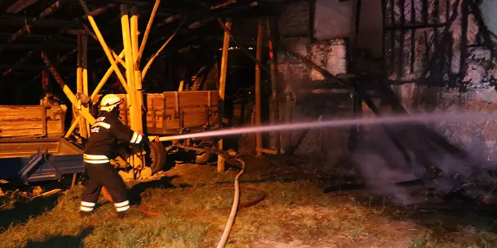 Samsun'da ahşap ev, depo ve samanlık alevlere teslim