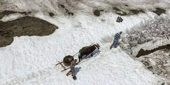 Artvin'de kar altındaki Maden köyü baharı bekliyor