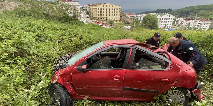 Kocaeli'de otomobil 10 metrelik istinat duvarından uçtu! Yaralılar var 