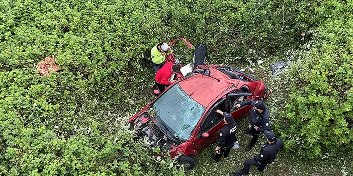 Kocaeli'de otomobil 10 metrelik istinat duvarından uçtu! Yaralılar var 