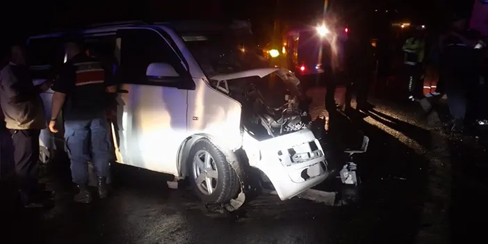 Mersin'de minibüsle tanker çarpıştı! 14 yaralı 