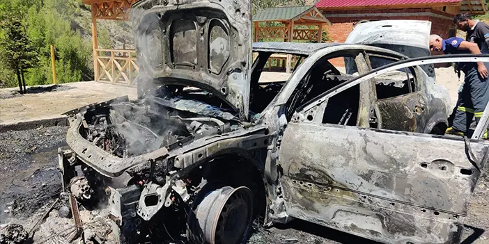 Gümüşhane'de park halindeki araç alev aldı!
