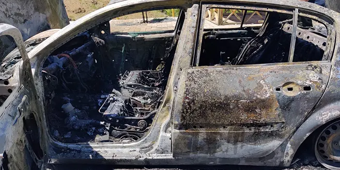 Gümüşhane'de park halindeki araç alev aldı!