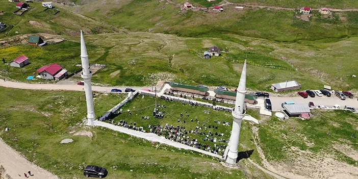 Gümüşhane'deki üstü açık camide 563 yıldır Cuma namazı kılınıyor