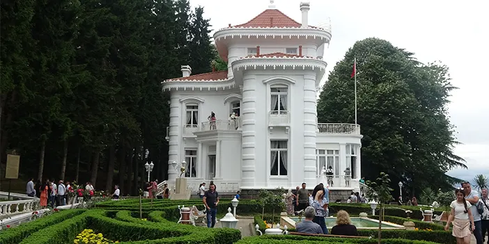 Atatürk Köşkü, Kurban Bayramı'nda ziyaretçi akınına uğruyor