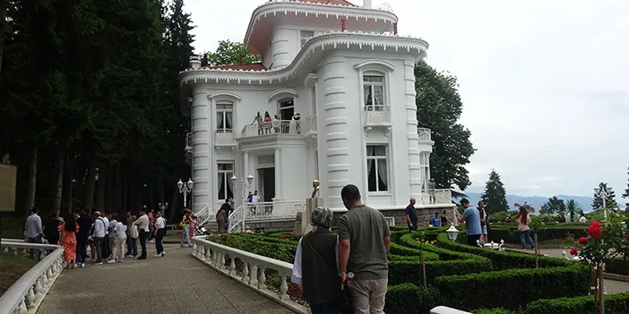 Atatürk Köşkü, Kurban Bayramı'nda ziyaretçi akınına uğruyor