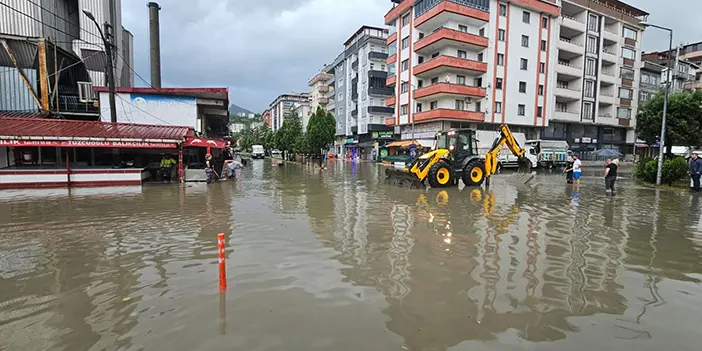 Artvin'de sağanak yağış etkili oldu! Yollar göle döndü 