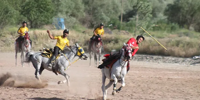 Dede Korkut diyarı Bayburt'ta festival tadında cirit şöleni yaşanıyor
