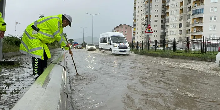 Rize2de sağanak yağış sonrası sokaklar göle döndü 