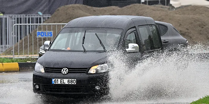 Trabzon'da sağanak yağış sürüyor! Trafikte aksamalar oluştu