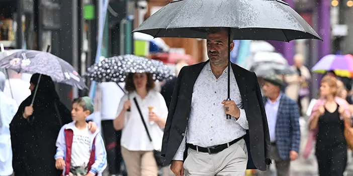 Trabzon'da sağanak yağış sürüyor! Trafikte aksamalar oluştu