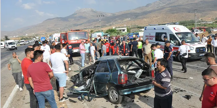 Mersin'de korkunç kaza! 2 servis aracı ve otomobilin karıştığı kazada ölü ve yaralılar var 
