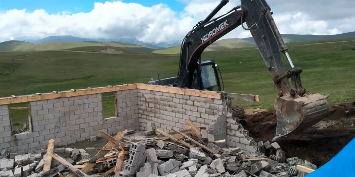 Trabzon Büyükşehir Belediyesi kaçak ev temellerinin kapatılmasına destek verdi