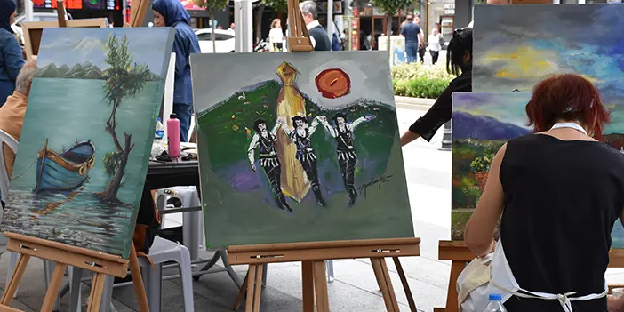 Trabzon'da bir araya gelen 14 ülkenin sanatçıları barışın resmini yaptı